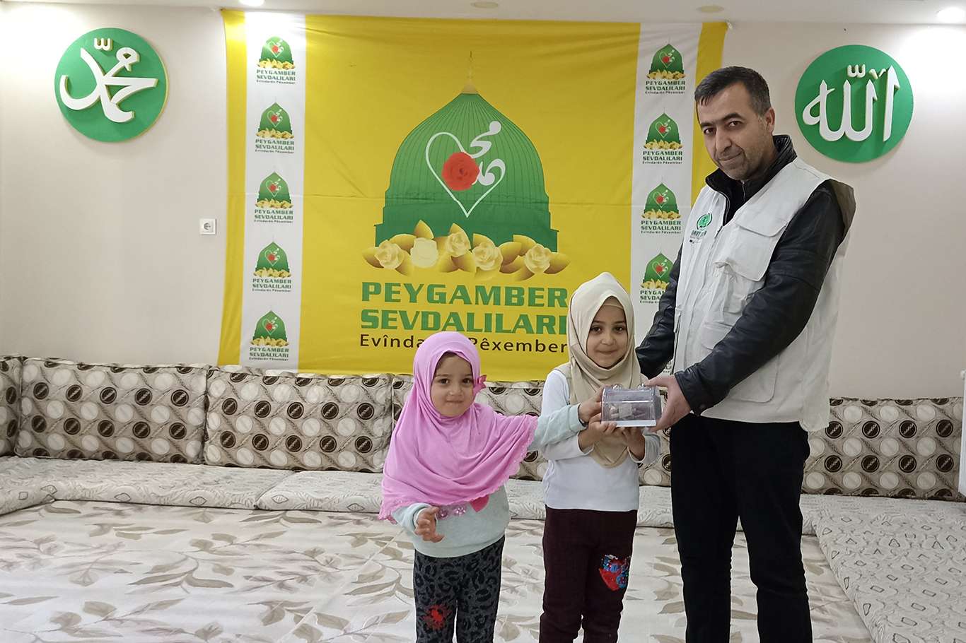 Küçük Zeynep ve Reyyan kardeşler kumbaralarındaki paraları Yemen’e gönderdi Küçük Zeynep ve Reyyan kardeşler kumbaralarındaki paraları Yemen’e gönderdi